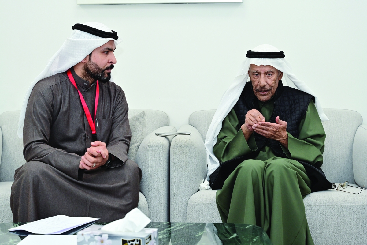 


بورسلي متحدثاً للزميل فيصل التركي 