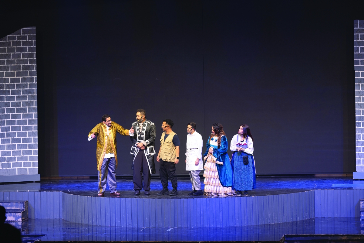 


مشهد من «المسرحية المحترقة» 