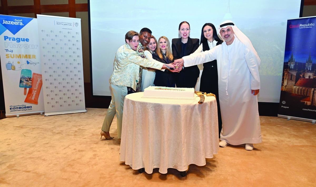 


الرئيس التنفيذي لطيران الجزيرة يشارك في قطع قالب حلوى الاحتفال 