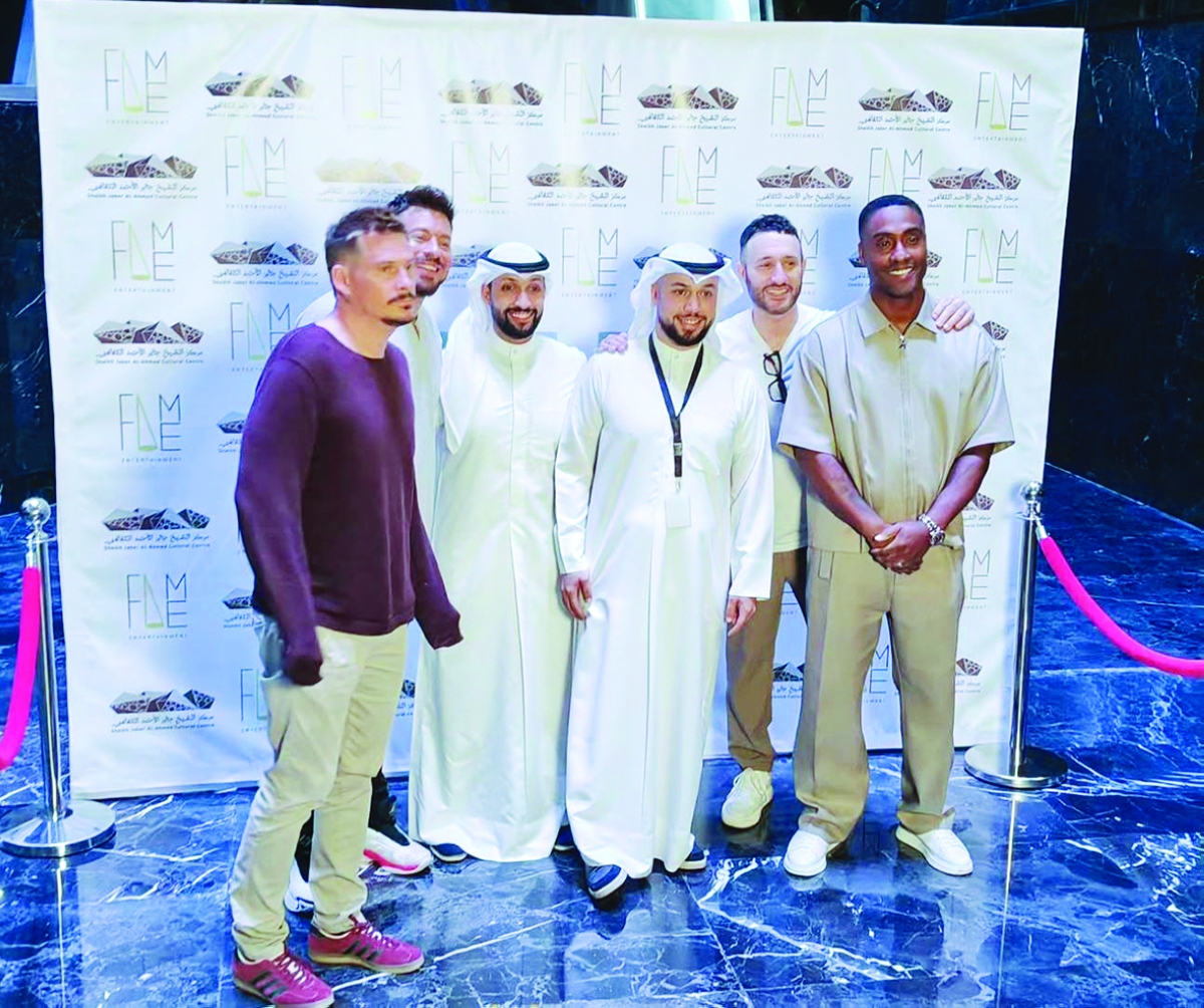 


محمد بوجبارة وفواز الشرهان يتوسطان أعضاء فرقة «Blue» 