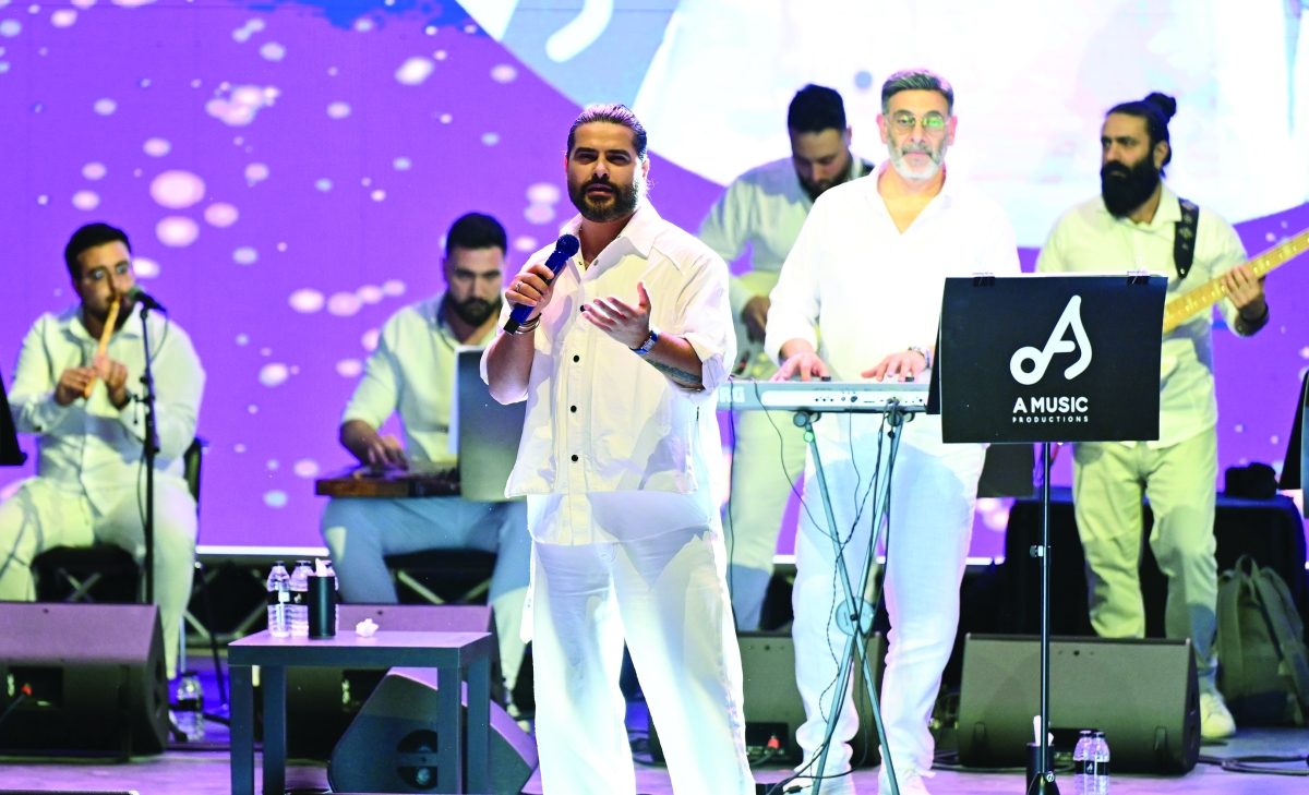 


ناصيف زيتون وفرقته الموسيقية باللون الأبيض 	(تصوير أسعد عبدالله) 