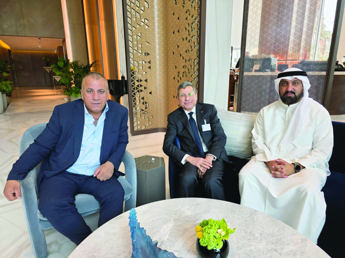 


عمر البيطار متوسطاً مستشار رئيس الوزراء ناصر قطامي والزميل غانم السليماني 