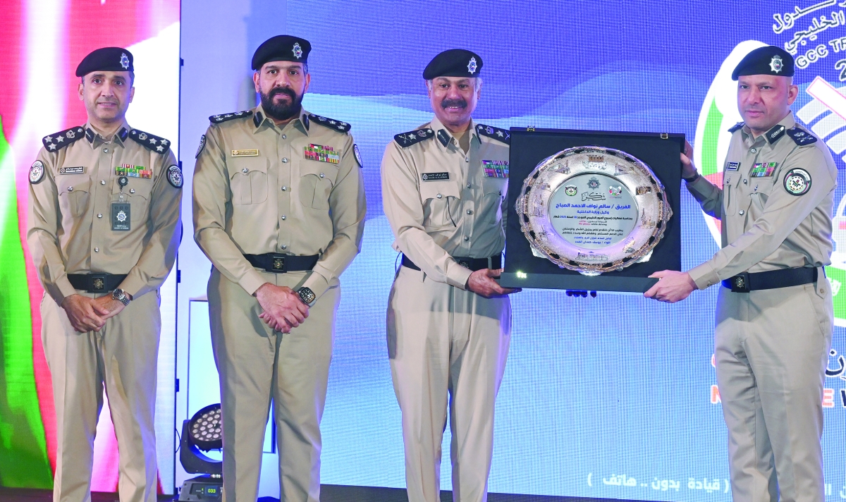 


وكيل الداخلية يتلقى درعاً تكريمية من اللواء يوسف الخدة 	 (تصوير سعود سالم) 