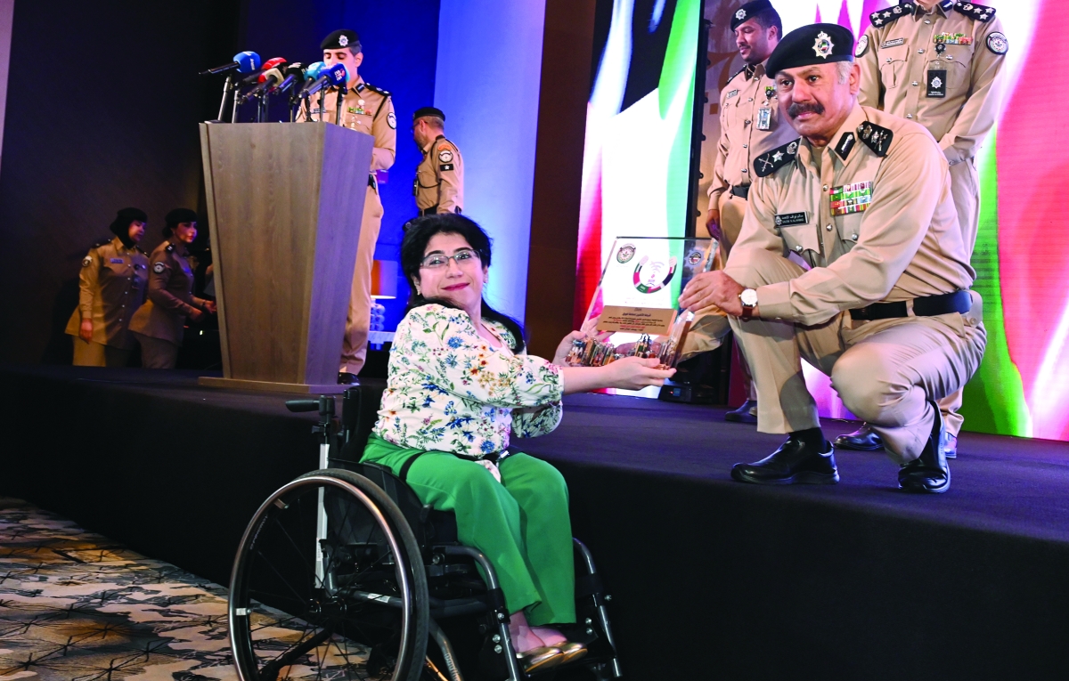 


الفريق النواف مكرّماً مُشاركة في أسبوع المرور الخليجي 