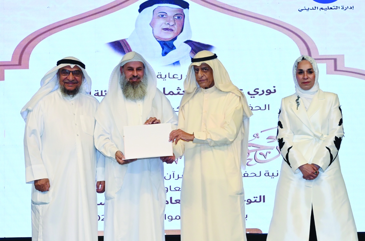 


نوري العثمان مكرّماً أحد المحفظين بحضور دلال النوري والصميعي	 (تصوير سعود سالم) 