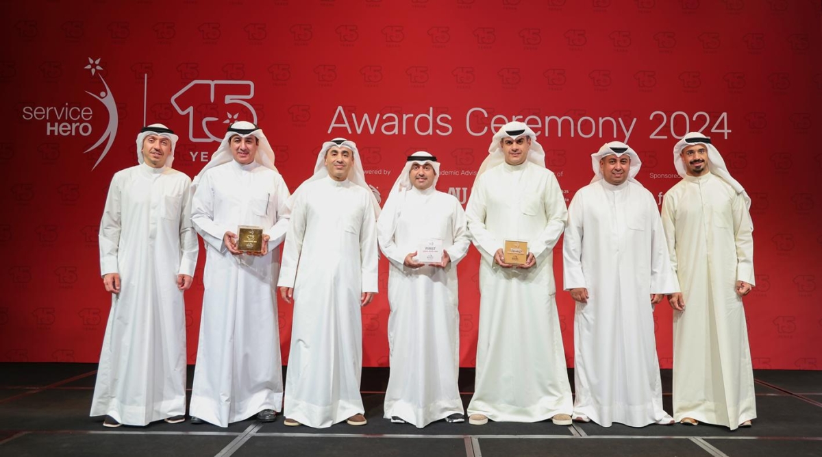 التويجري والمجحم عقب تسلم الجوائز بحضور الإدارة التنفيذية للبنك و«سيرفس هيرو»
