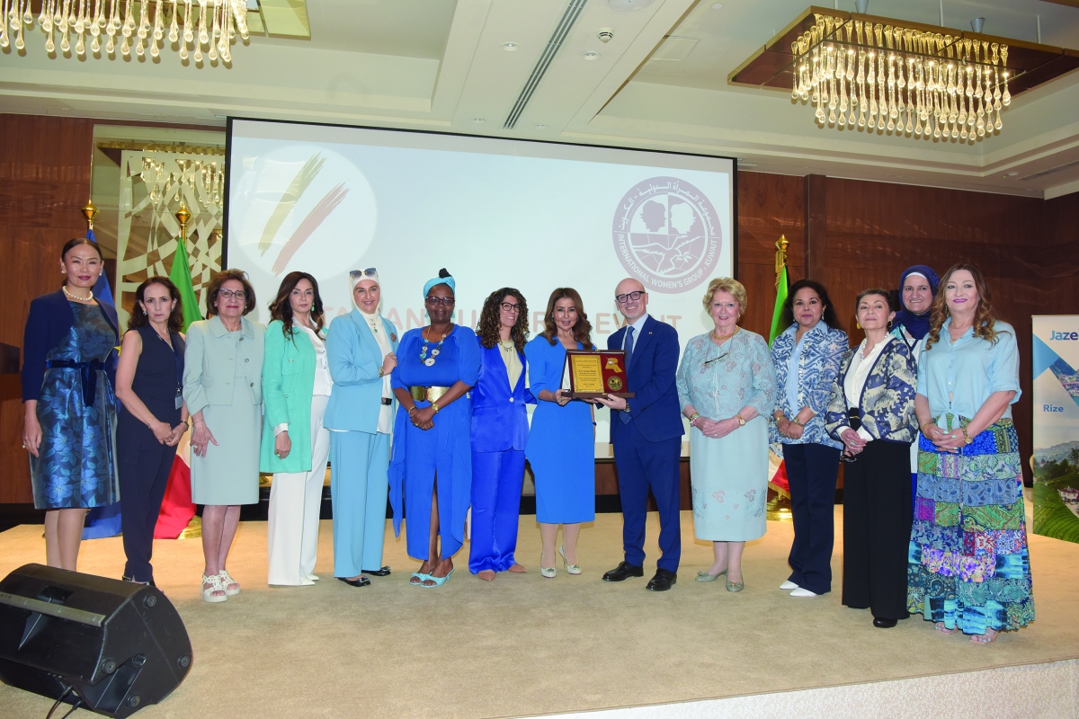 السفير مورينو والشيخة هنوف البدر يتوسطان عضوات مجلس إدارة المرأة الدولية