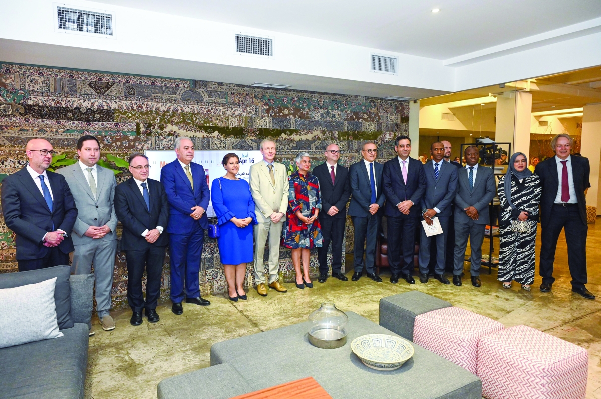 جواهر الدعيج مع سفراء دول الفرانكفونية   (تصوير سعود سالم)