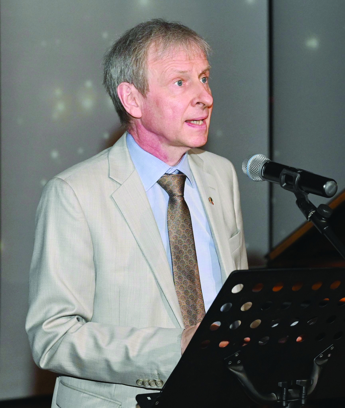 السفير البلجيكي متحدثاً