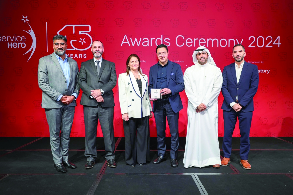 


ممثلو «إكسايت» خلال تسلم الجائزة 