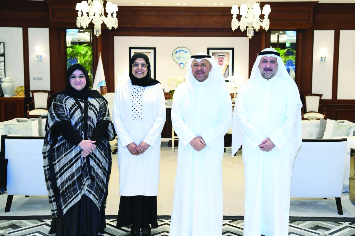 محافظ الفروانية متوسطاً ممثلي مكتب المدن الصحية بوزارة الصحة