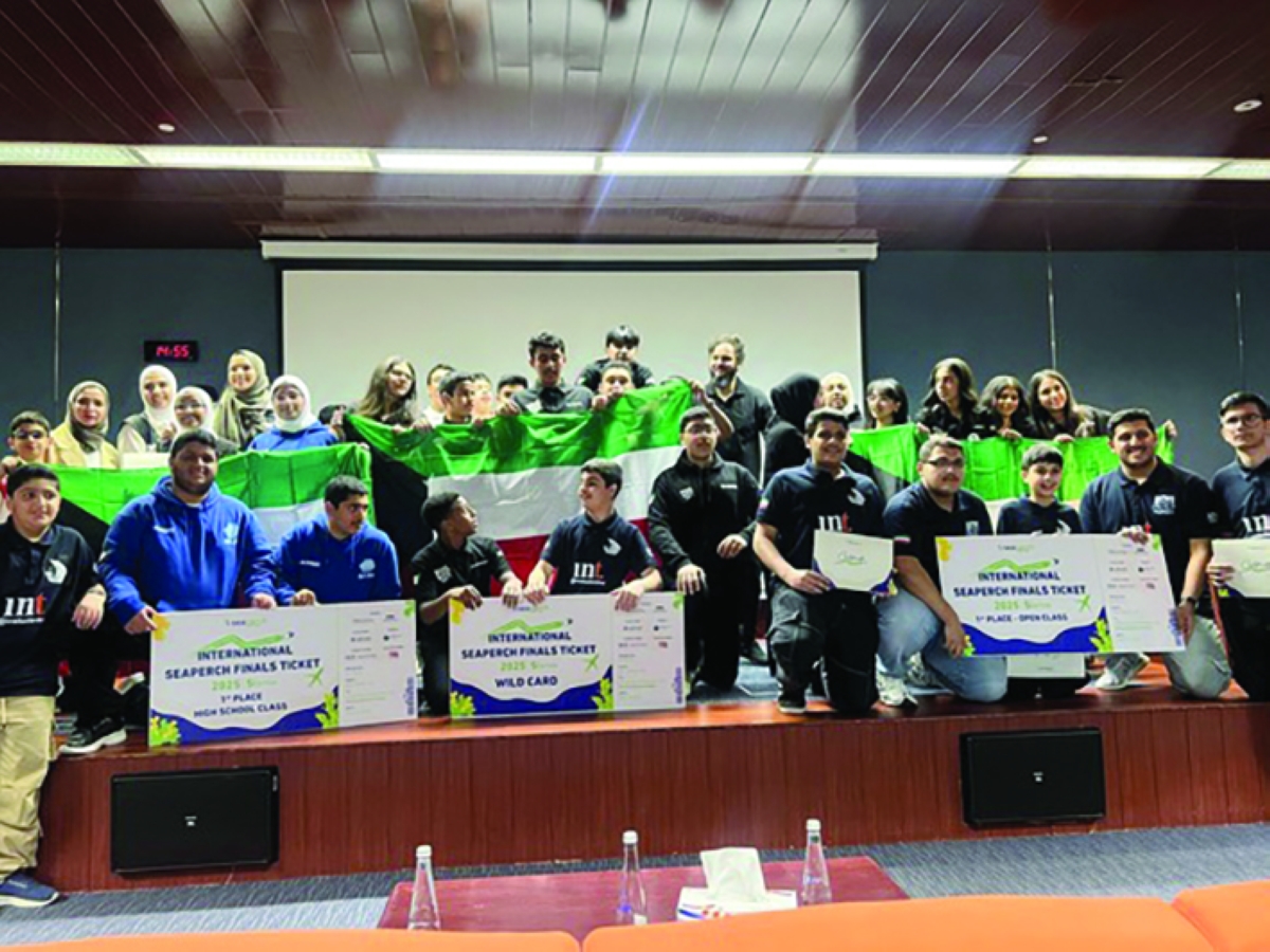 الطلبة الفائزون في صورة جماعية