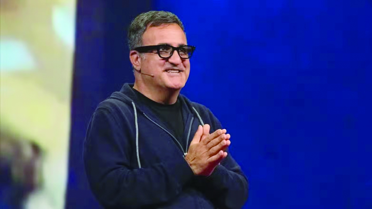 شارام إيزادي خلال العرض التقديمي ضمن مؤتمر TED