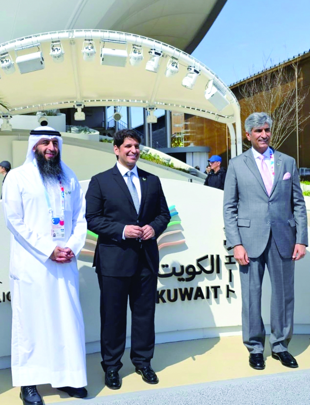 وزير الإعلام عبدالرحمن المطيري والسفير الزمانان أمام جناح الكويت