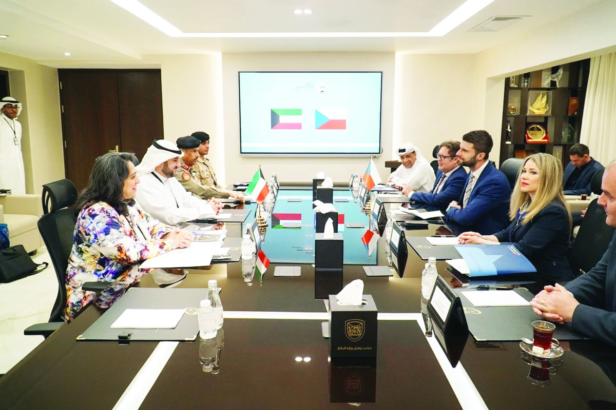 المشعل خلال الاجتماع مع الوفد التشيكي