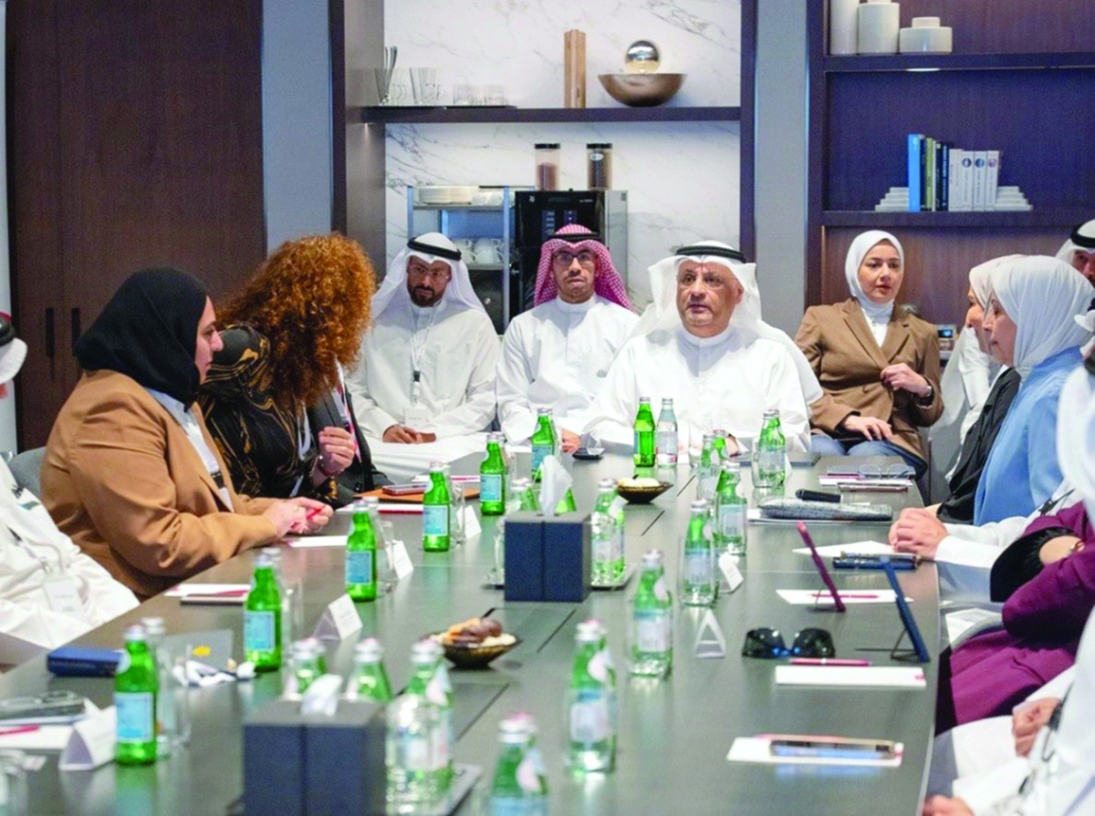 العمر أثناء حضوره الحلقة النقاشية 