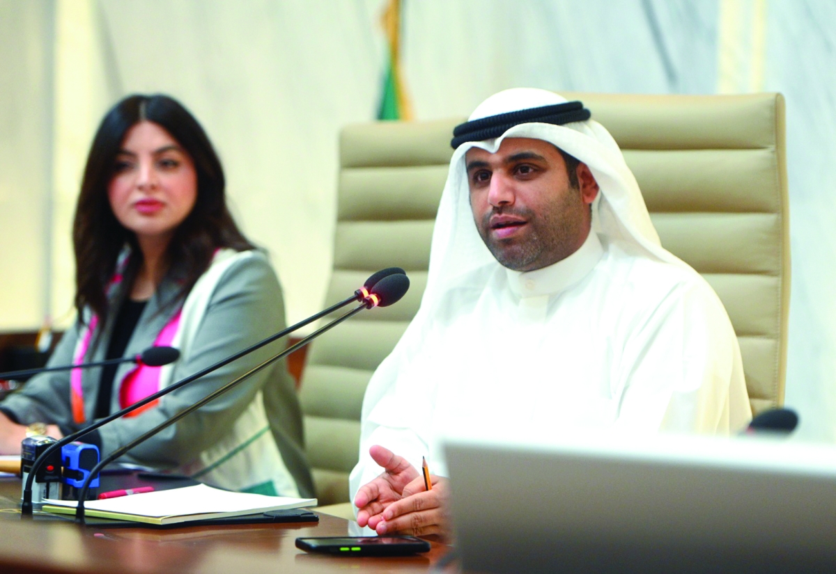 


المحري مترئساً الجلسة وإلى جواره مديرة البلدية منال العصفور 