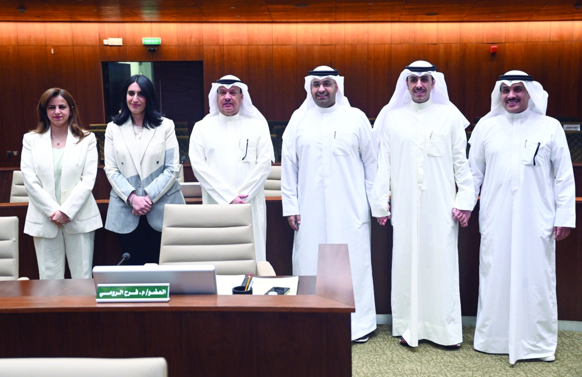 عدد من أعضاء المجلس قبل انعقاد الجلسة