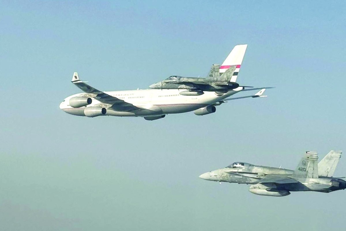 


طائرات الجيش الكويتي ترافق طائرة الرئيس المصري 