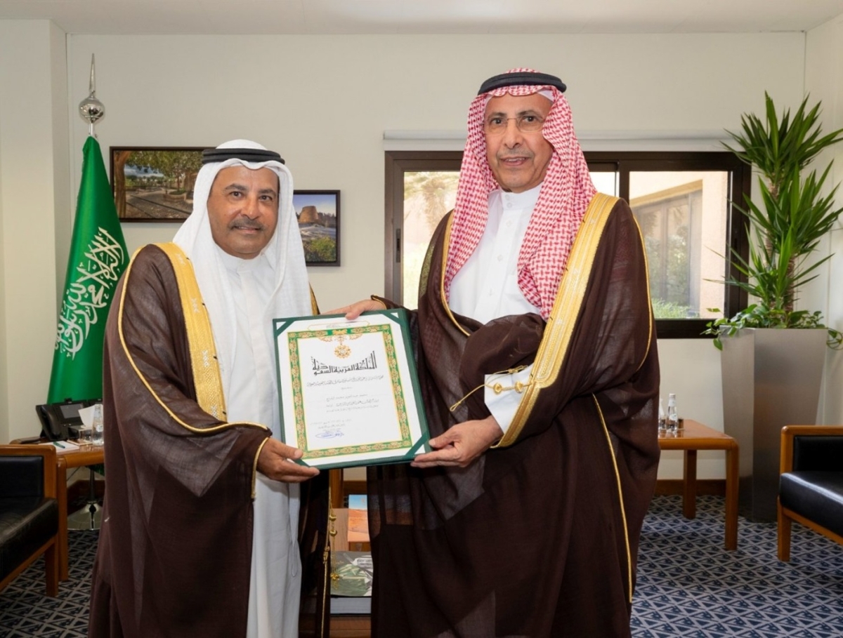 الشايع يتسلم وسام الملك عبدالعزيز