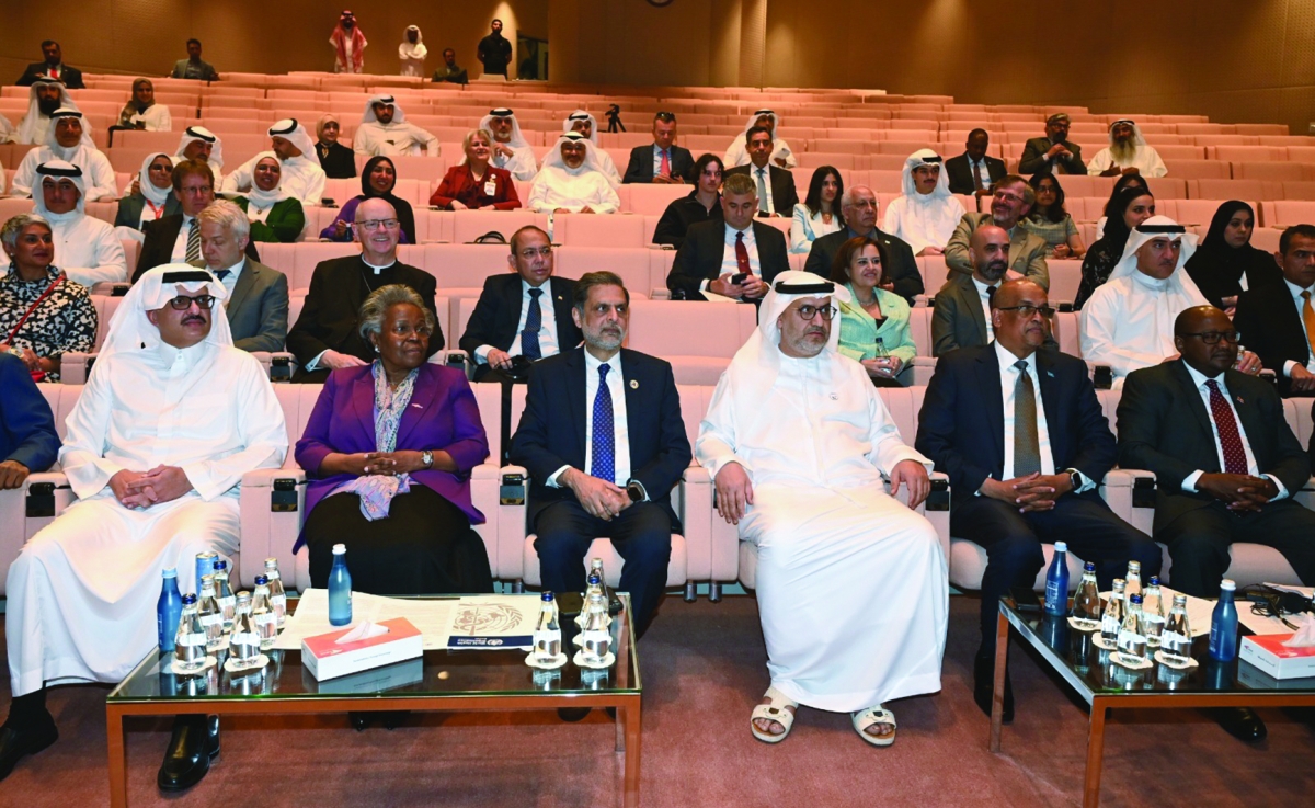 النيادي وحفيظ يتوسطان كبار المشاركين في الجلسة الحوارية