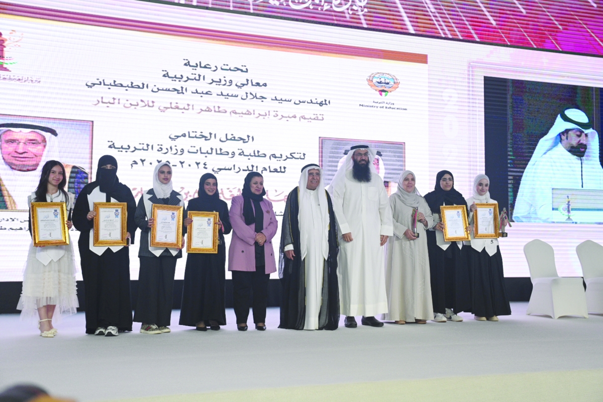 


البغلي والعنزي مع عدد من الطالبات الفائزات 	 (تصوير نايف العقلة) 