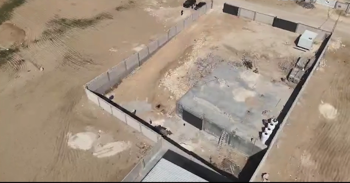 مستودع محصّن بالخرسانة يحتوي على غرف سرية مقفلة لتخزين الصواريخ