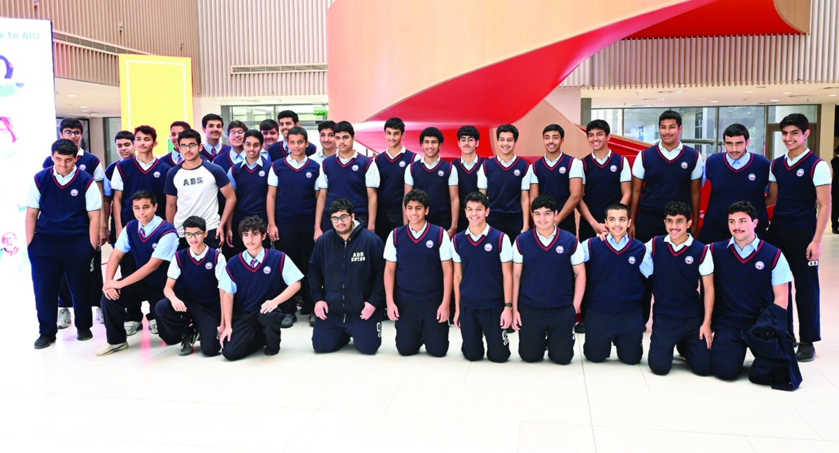 عدد من الطلاب