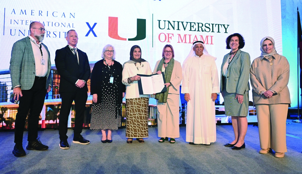 صورة تذكارية بعد توقيع الاتفاقية