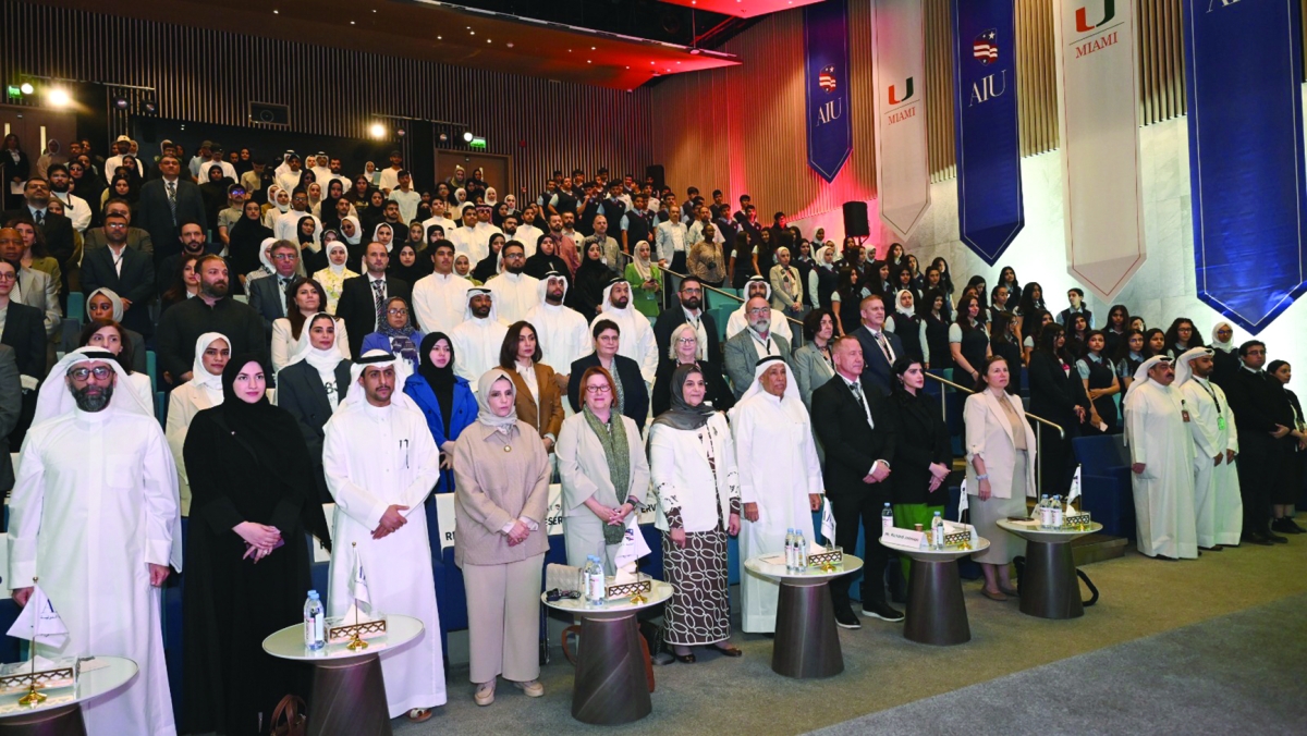 فايزة الخرافي وأريج الغانم في مقدم الحضور