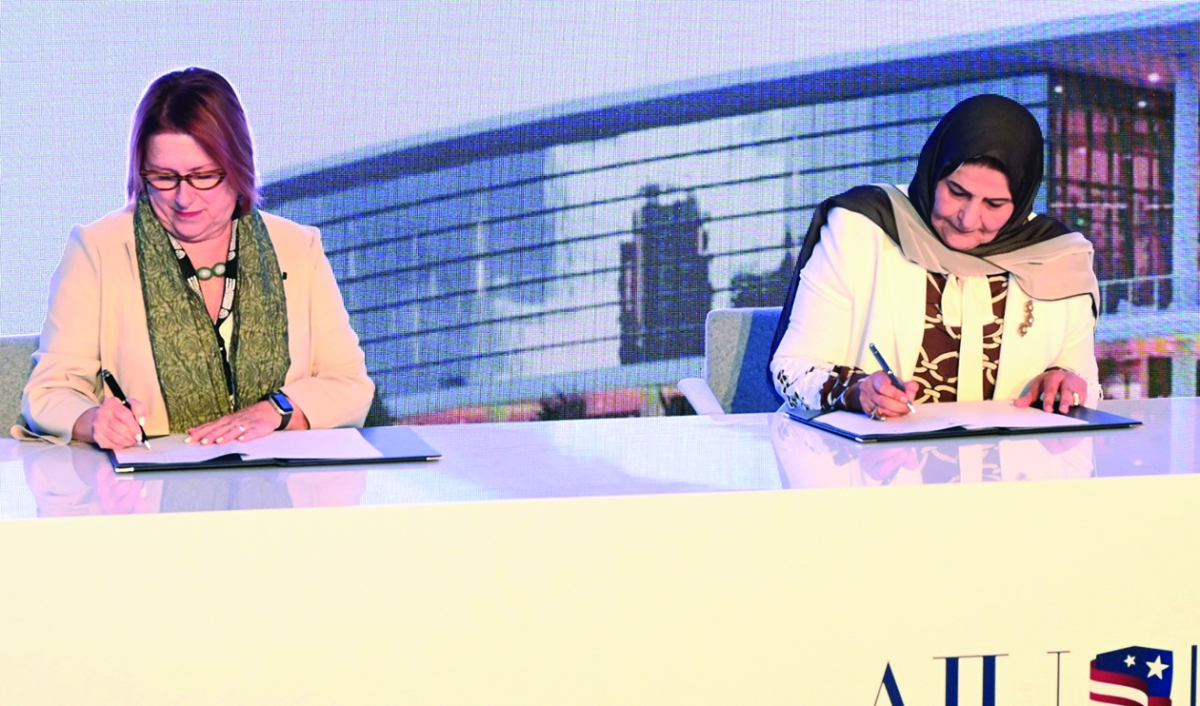 فايزة الخرافي وممثلة جامعة ميامي خلال توقيع عقد الشراكة