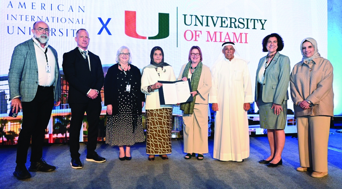 ممثلو الجامعتين بعد توقيع عقد الشراكة