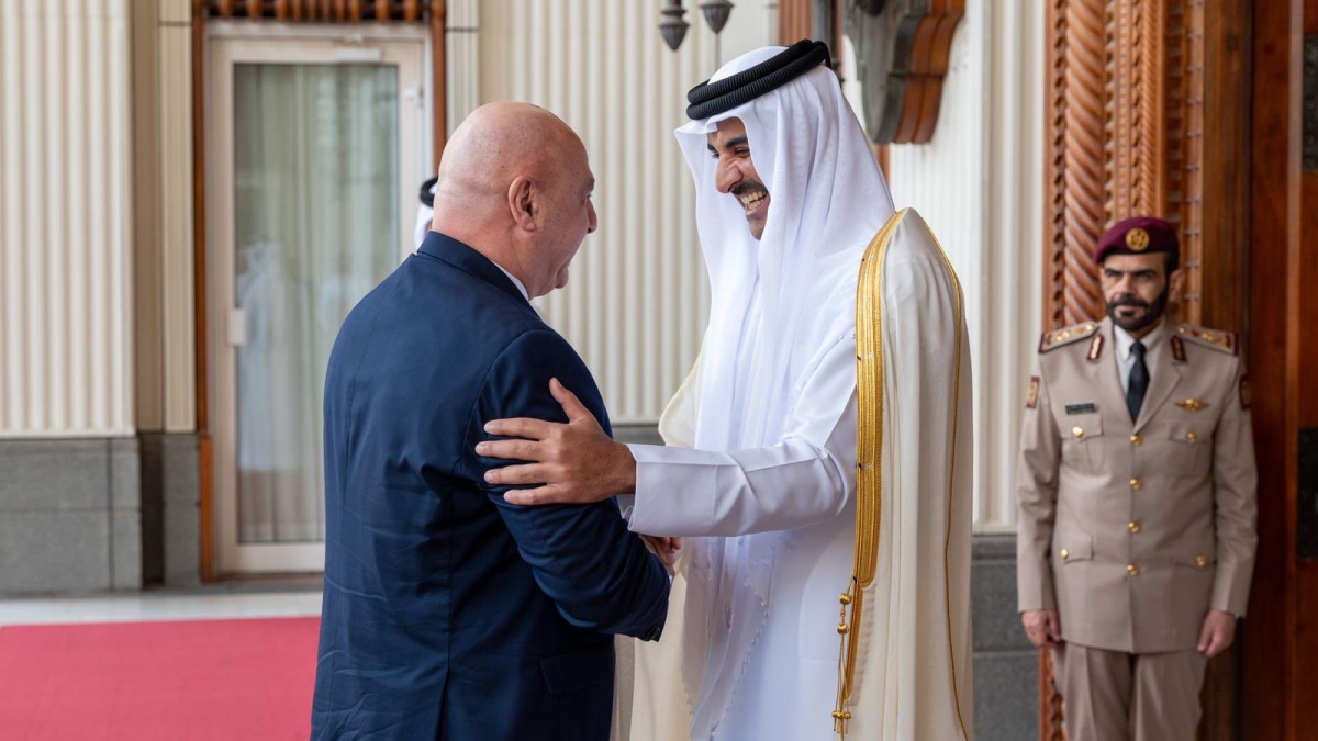 أمير قطر مُرحّباً بالرئيس اللبناني في الدوحة