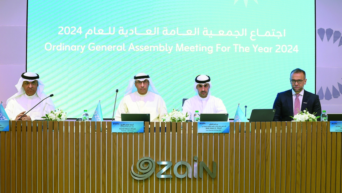 أسامة الفريح وبدر الخرافي خلال العمومية 