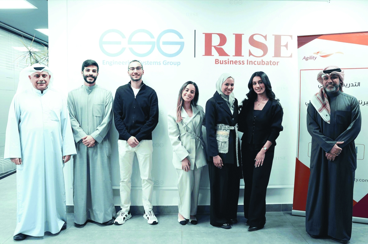


ممثلو «أجيليتي» و«الأنظمة الهندسية» مع مشاركين في البرنامج 