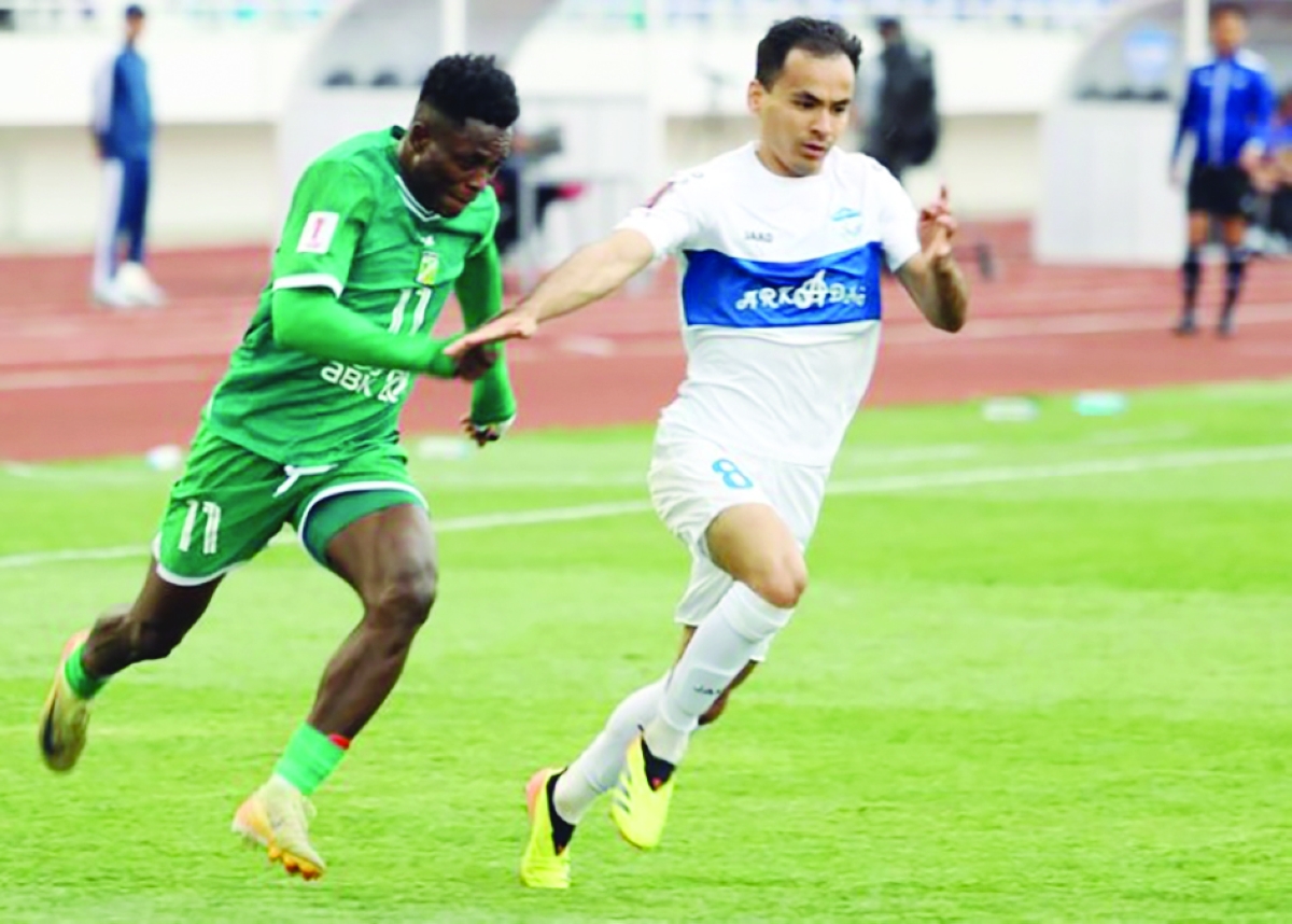 


مدافع أركاداغ ومراقبة لصيقة لمهاجم «الأخضر» كيرستوفر جون 