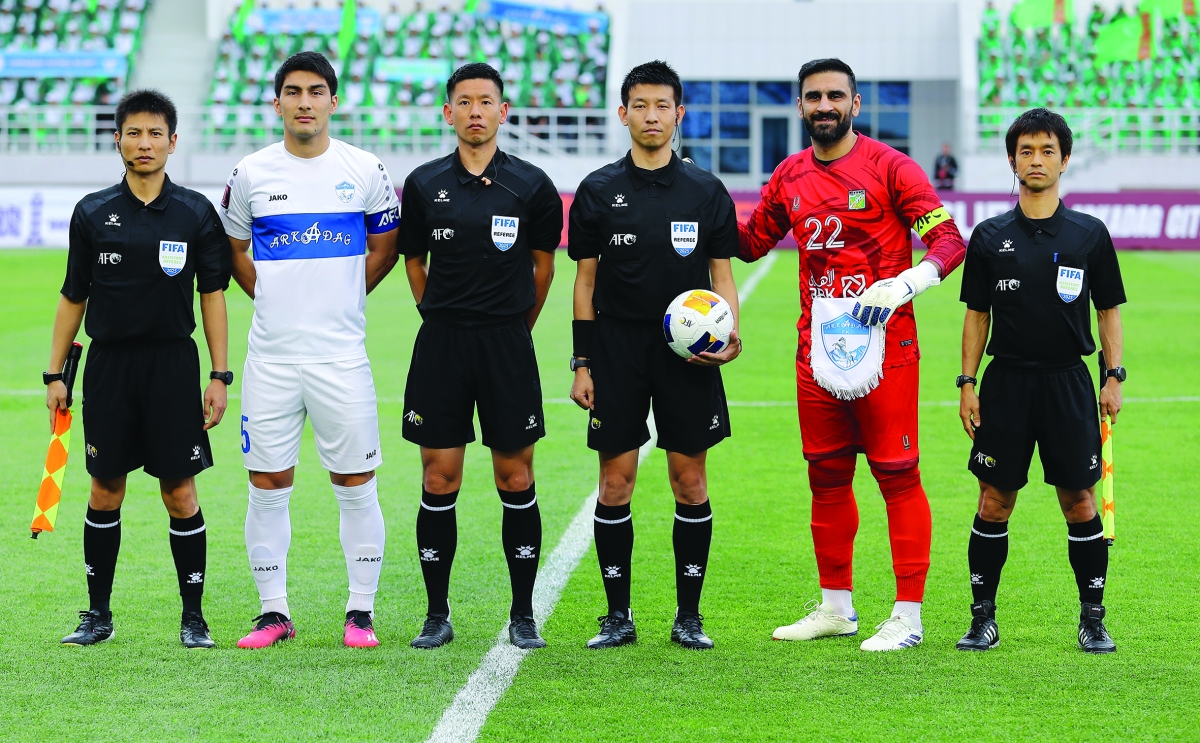 قائدي الفريق مع حكام المباراة