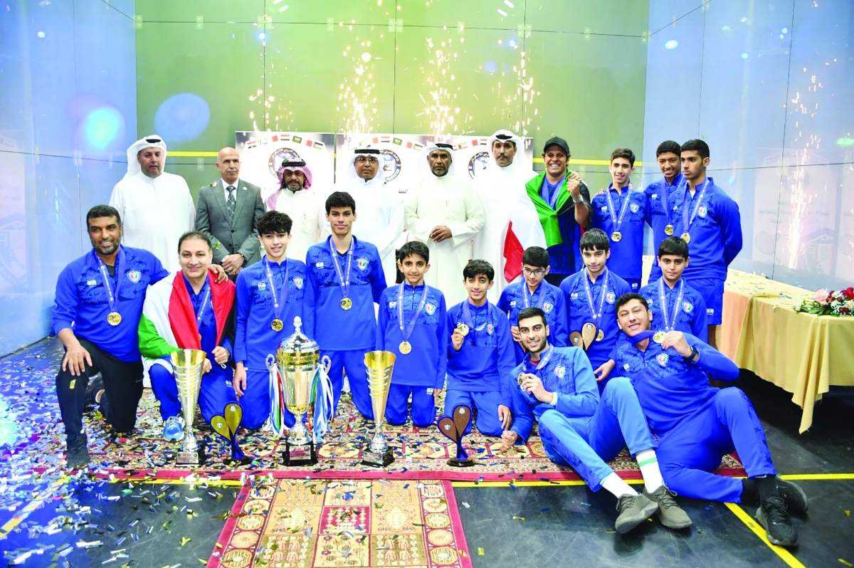


لاعبو منتخب الكويت للإسكواش مع الكؤوس 