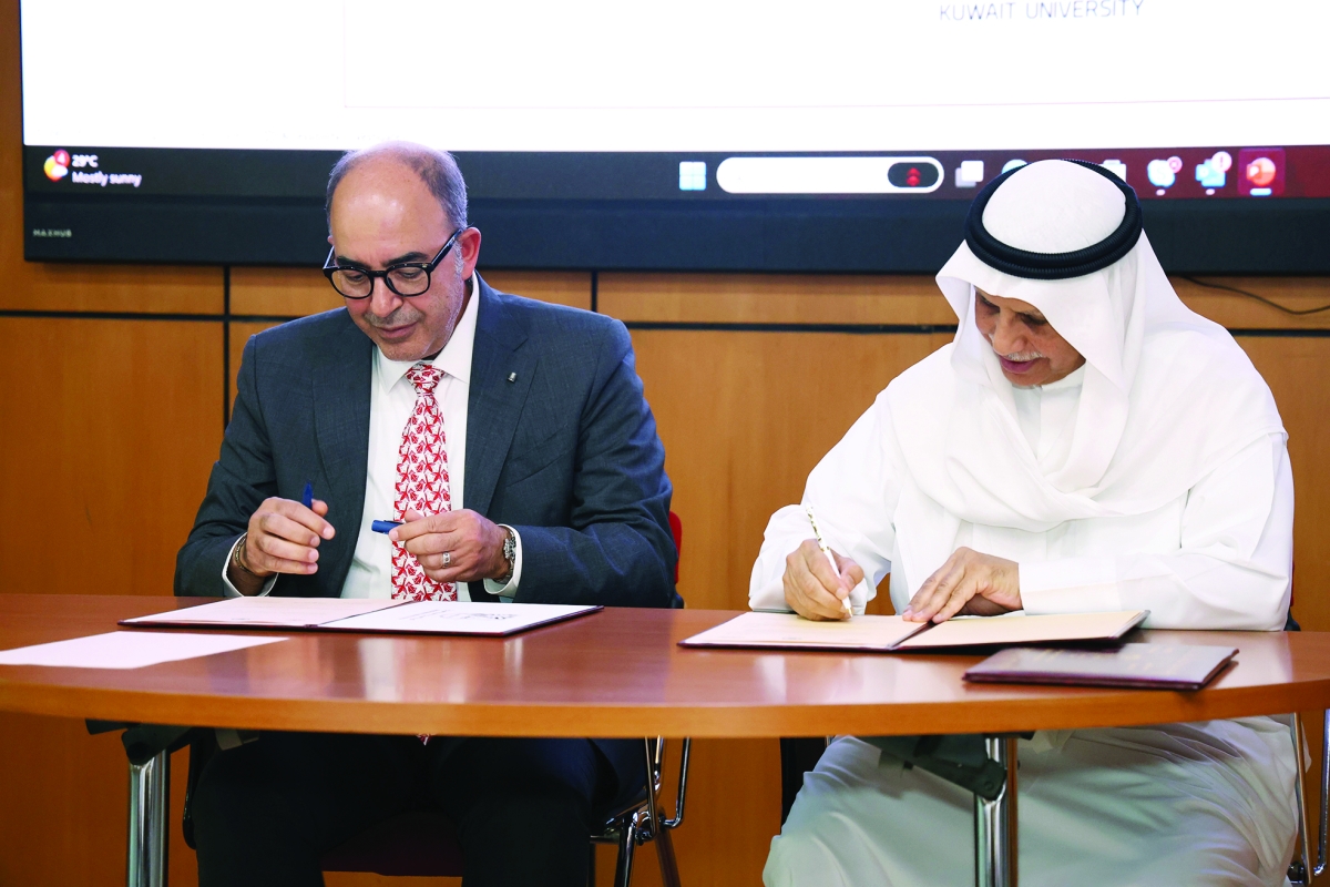


مبارك الساير يوقع الاتفاقية مع عمر خطاب 