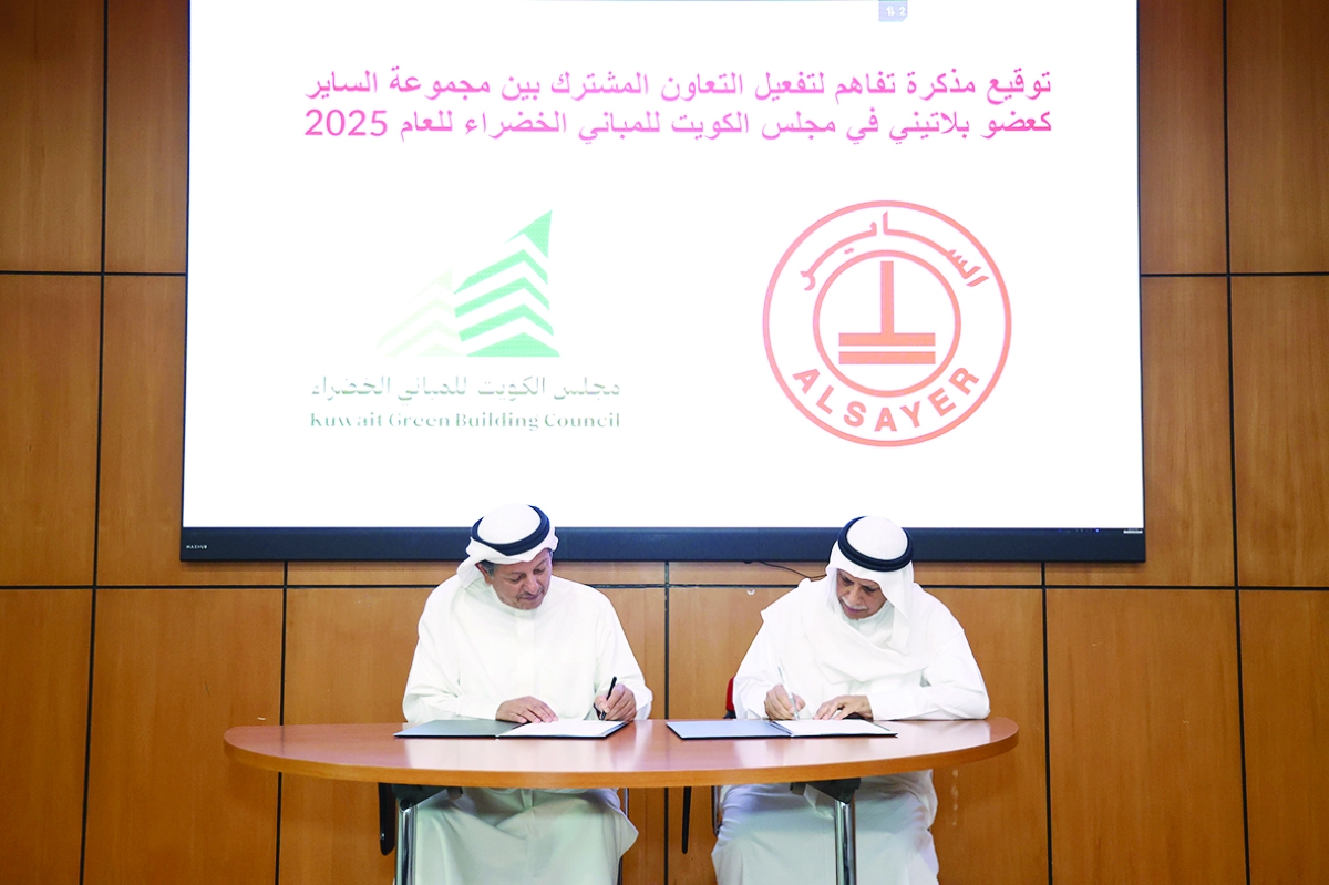 


... مبارك الساير وخالد المشعان خلال التوقيع 