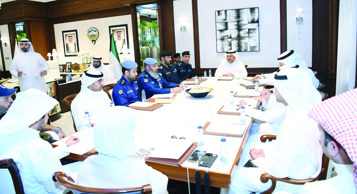 مُحافظ الفروانية مُجتمعاً بمُمَثّلي الجهات الحكومية