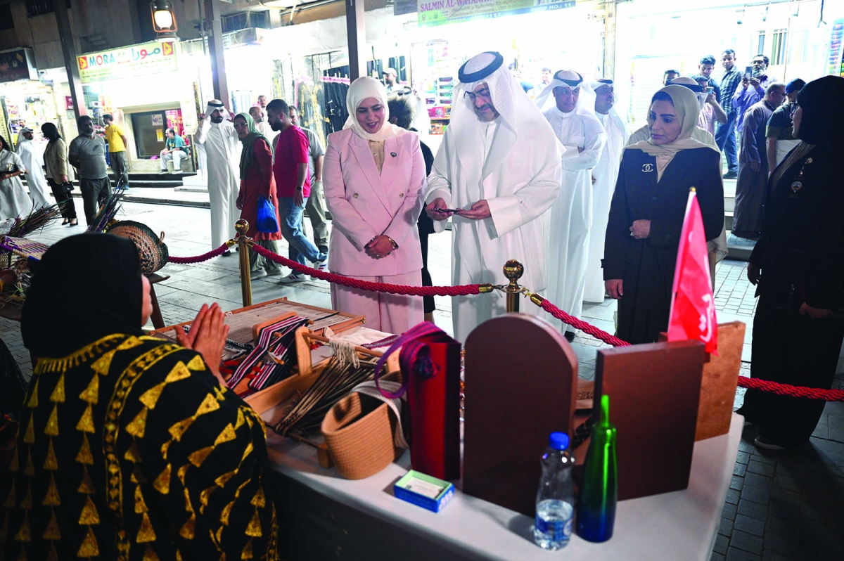 


العلي والحويلة والفصام يستمعون لشرح عن ركن الفن التشكيلي 