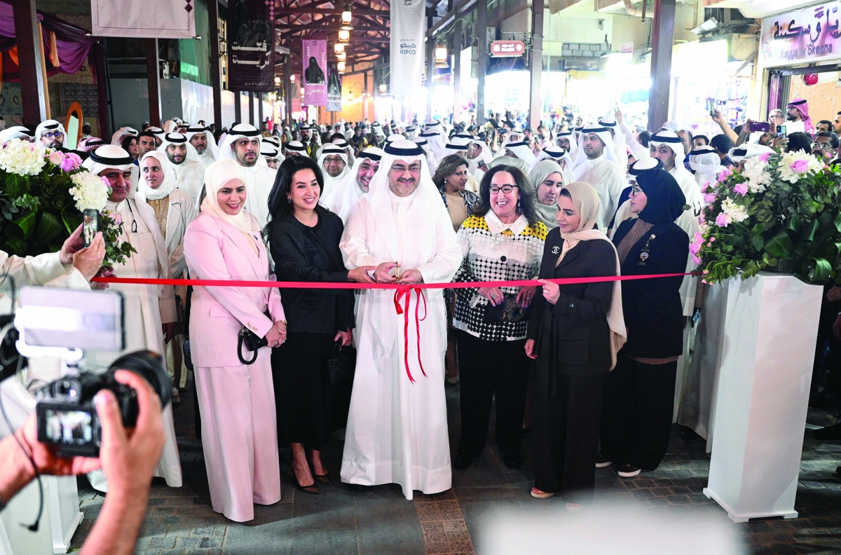 


العلي والحويلة والفصام والشيخة بيبي اليوسف خلال قص شريط الافتتاح 	(تصوير نايف العقلة) 