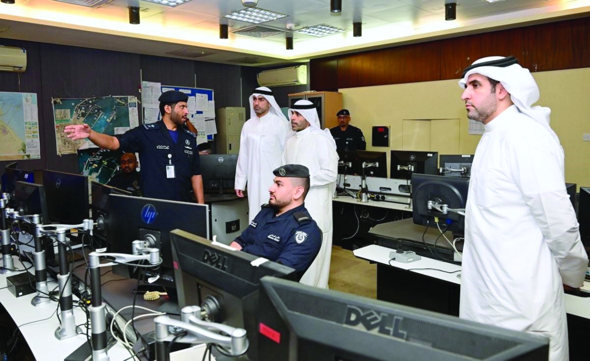 


الوفد الأمني لدى زيارته إدارة أمن المنشآت في قطر 