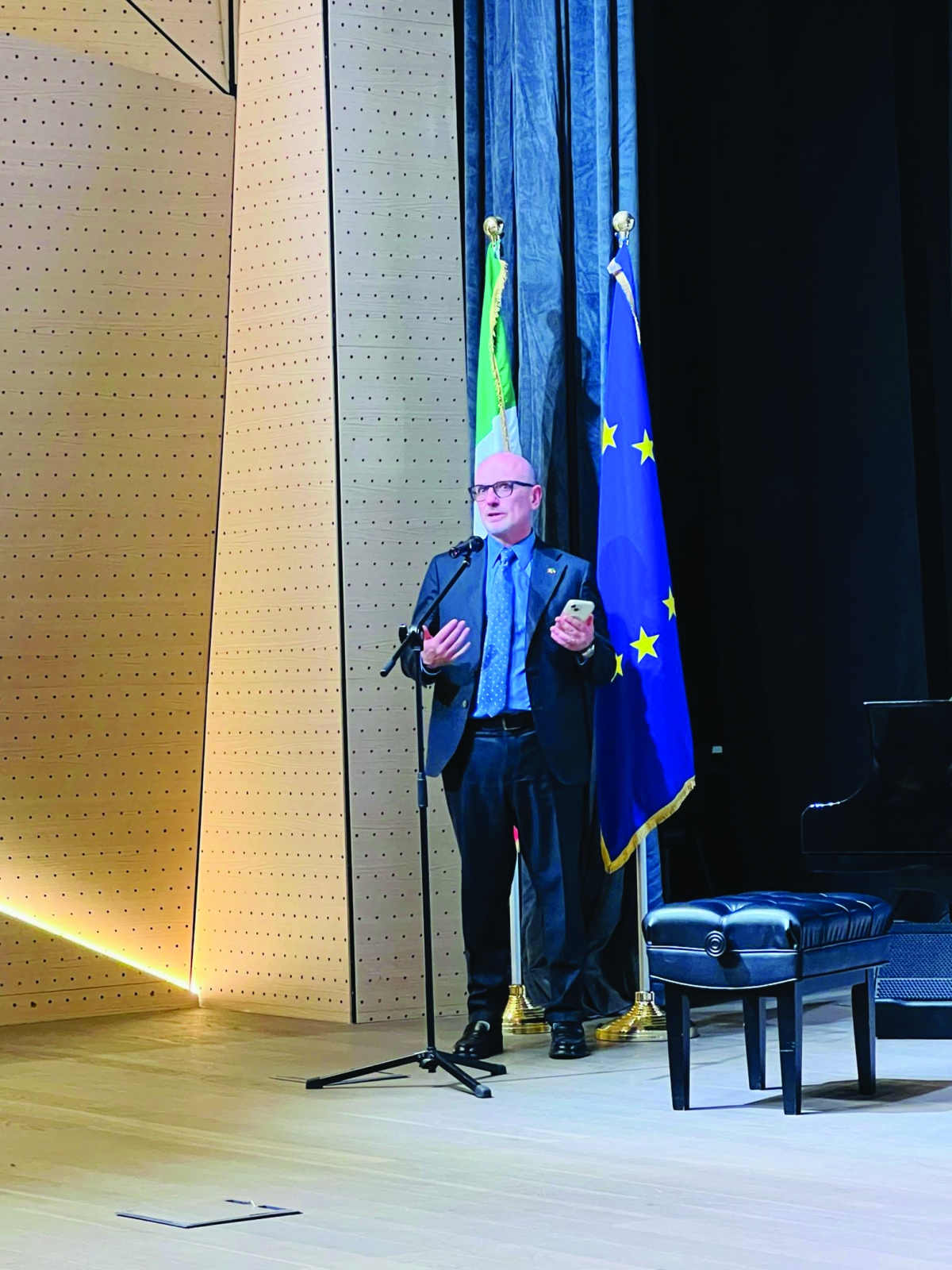 السفير الإيطالي متحدثا 