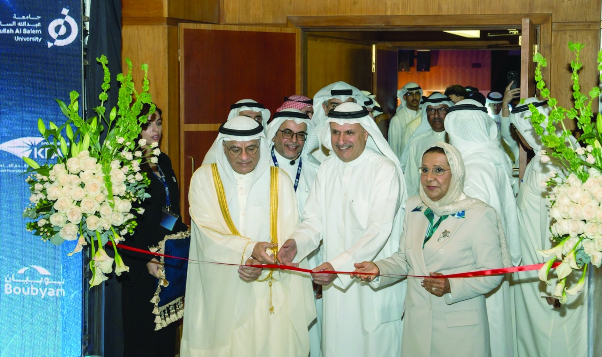 


الجلال يقصّ شريط المعرض المصاحب للقمة 