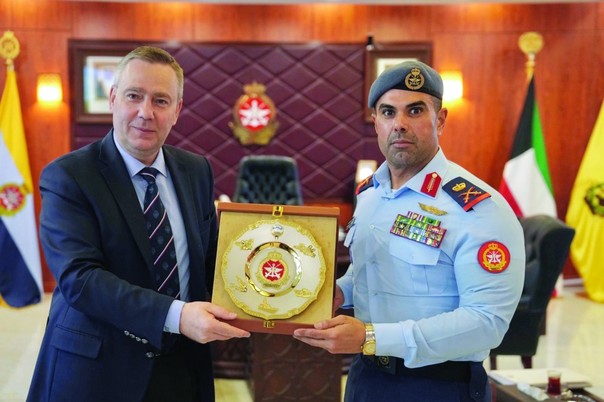 درع من نائب رئيس الأركان للسفير الروسي