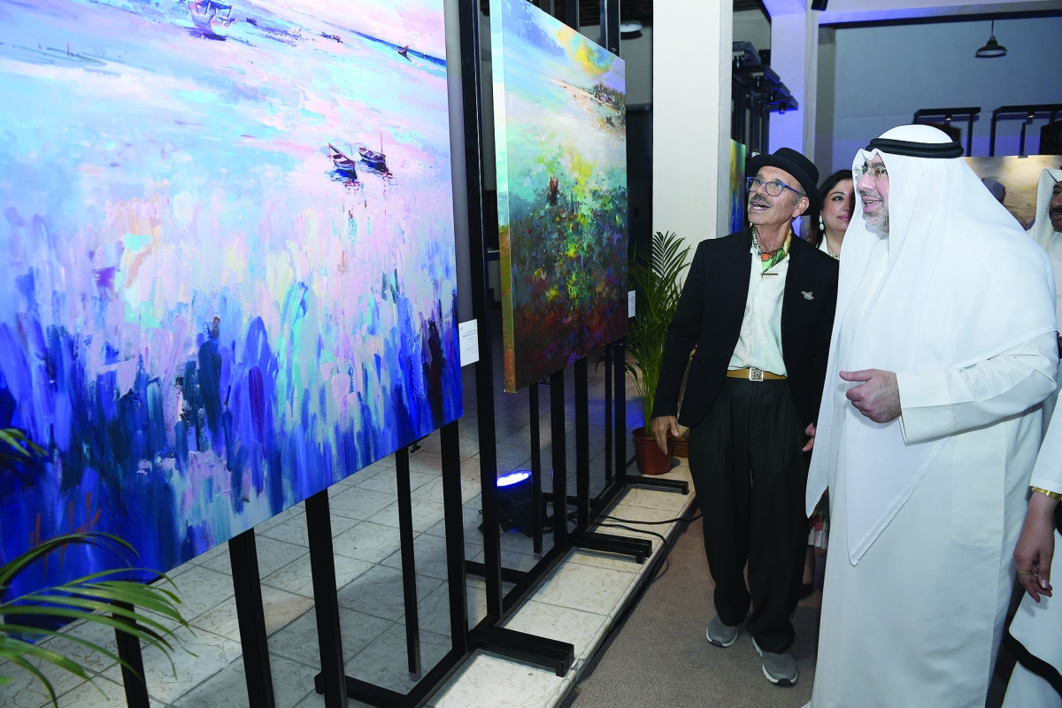 


مساعد الزامل وعباس الموسوي أمام إحدى اللوحات 