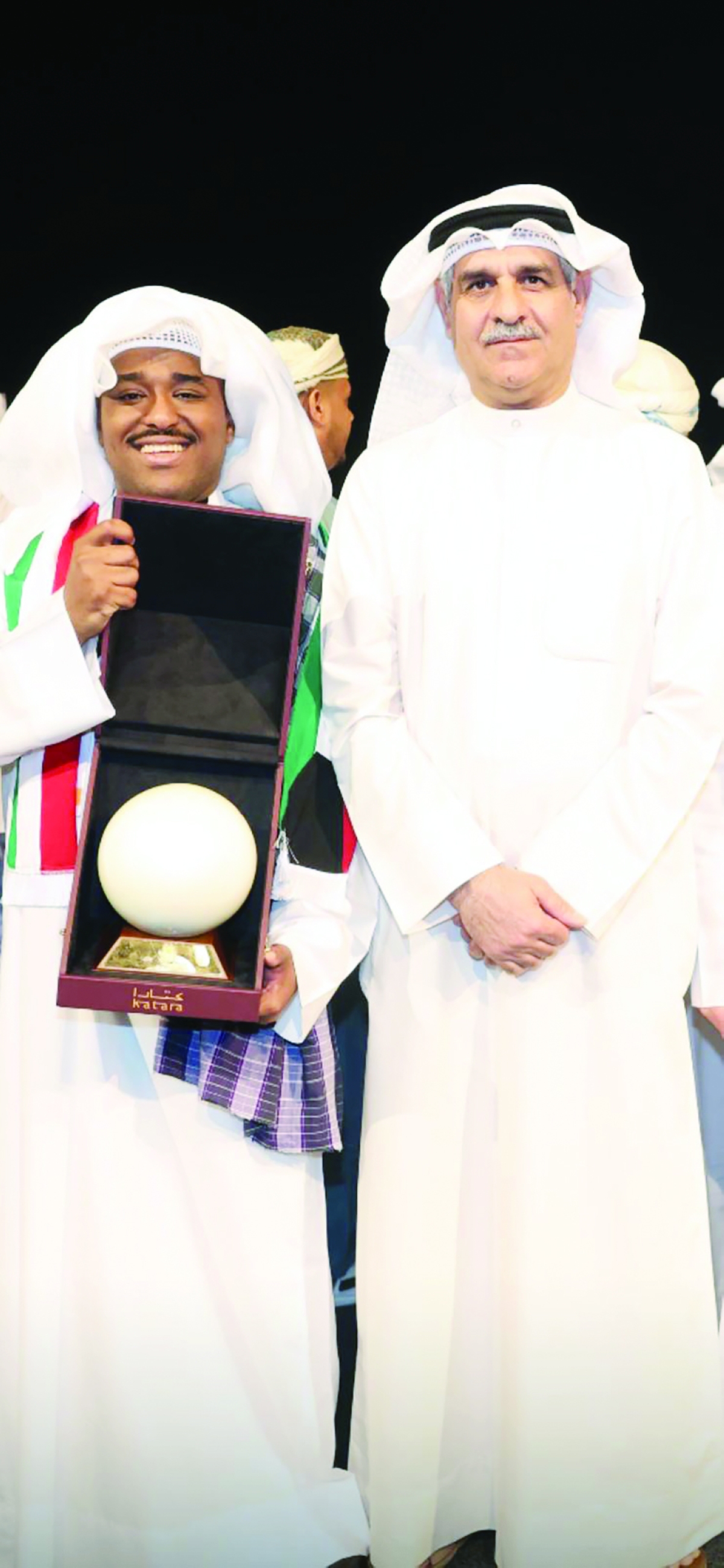 


فالح المطيري وراكان النجم مع الجائزة 