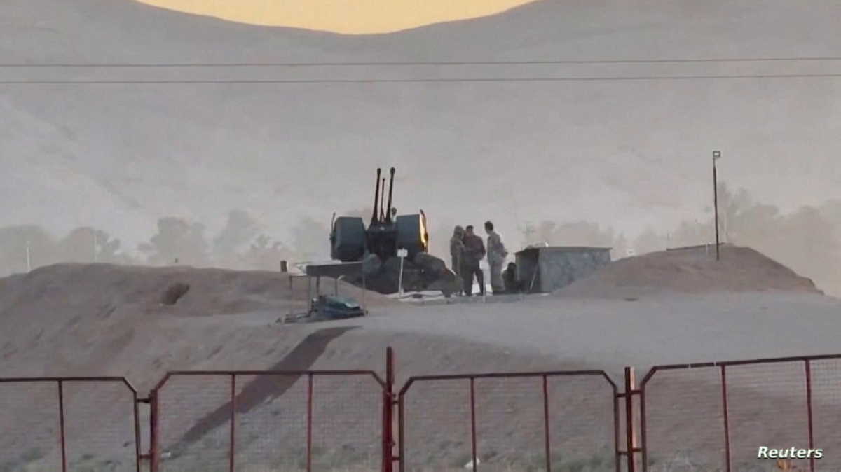 جنود إيرانيون يحرسون محطة أصفهان النووية